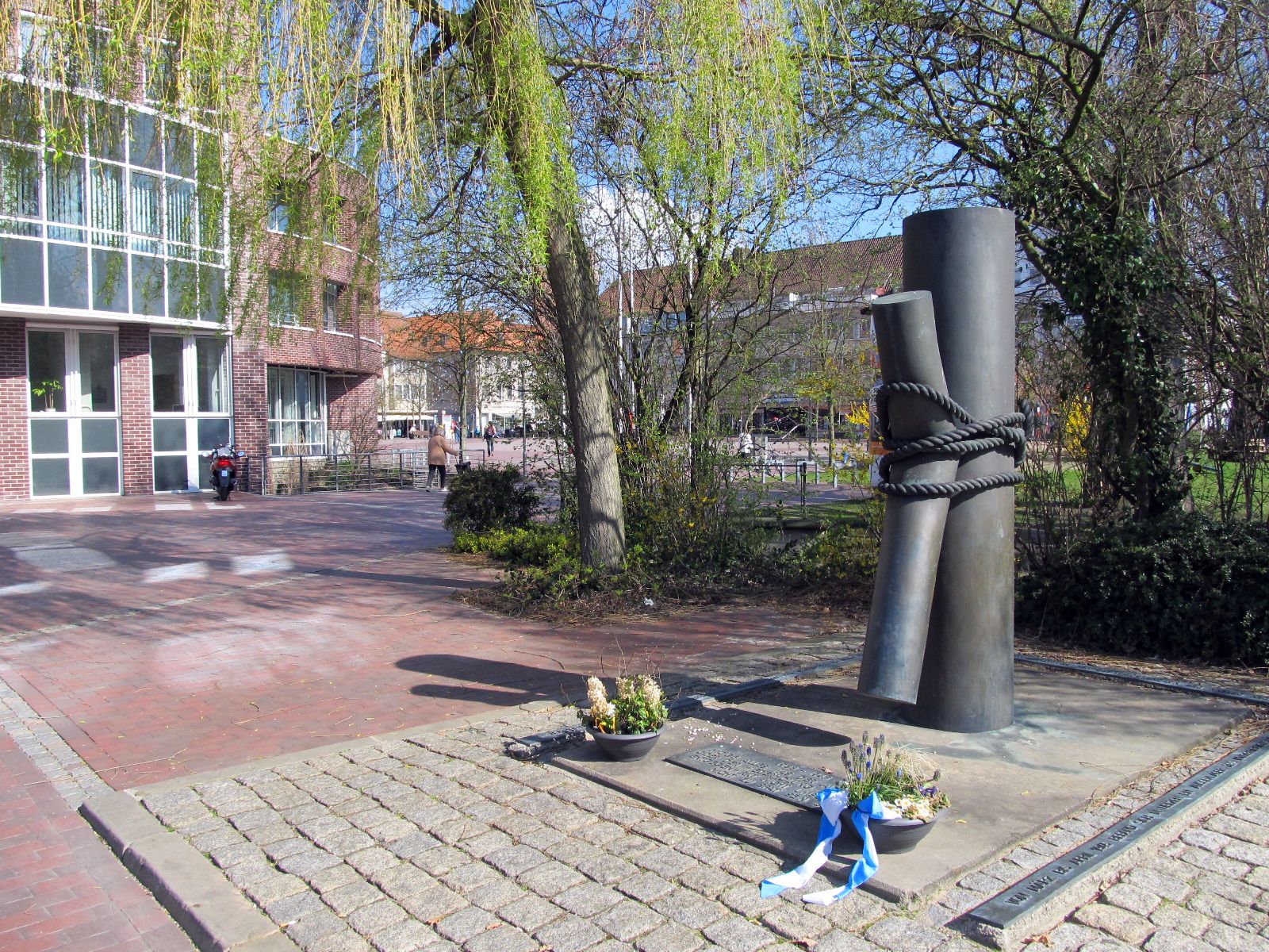 Am Mahnmal vor dem Uelzener Rathaus wurden Blumengestecke zum Gedenken an die Uelzener Opfer der nationalsozialistischen Gewaltherrschaft niedergelegt.