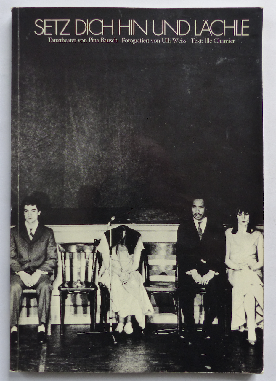 PINA-BAUSCH-ulli-weiss-foto-ille-chamier+SETZ-DICH-HIN-UND-LÄCHLE-Tanztheater-von-Pina-Bausch